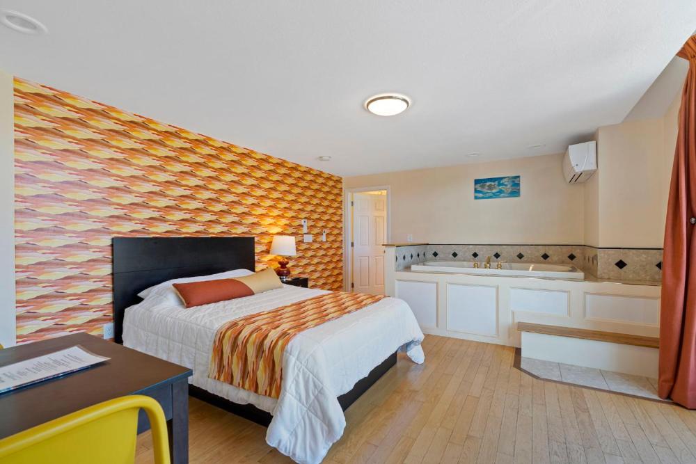 Deluxe Suite with Spa Bath interior